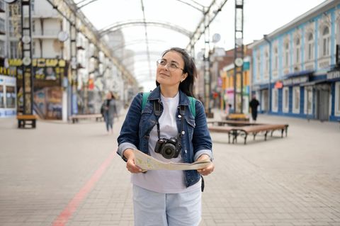 Touristin in einer deutschen Stadt
