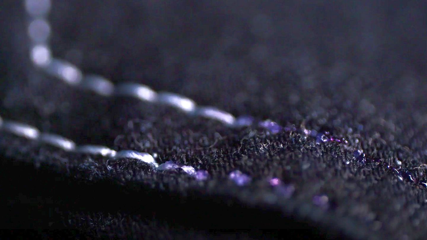 Resortecs: Mode zum Zerfallen schön  … sie sich sehr schlecht zerlegen lässt. Knöpfe, Reißverschlüsse, Etiketten und Aufnäher erschweren die Wiedergewinnung von hochwertigen Stoffen, aus denen neue Kleidung entstehen könnte. Dieses Problem möchte das belgische Unternehmen Resortecs lösen. Die Gründer Cédric Vanhoeck und Vanessa Counaert haben ein Garn entwickelt, das sehr stabil ist, sich jedoch unter starker Hitzeentwicklung auflöst. Die Kleidung zerfällt in ihre Bestandteile und lässt sich so deutlich leichter für die Wiederverwertung aufbereiten. Zu den ersten Großkunden gehört der französische Sportartikelanbieter Decathlon, der zusammen mit Resortecs eine vollständig recyclebare Skijacke herstellt