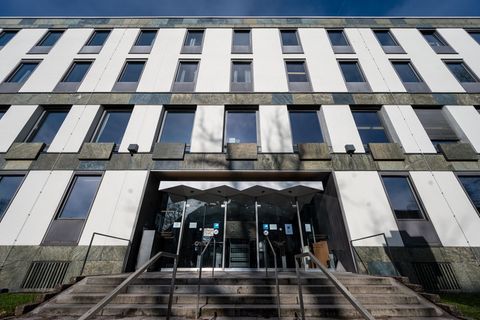 Vor dem Landgericht Weiden beginnt der Prozess im sogenannten Champagner-Fall. (Symbolbild) Foto: Armin Weigel/dpa