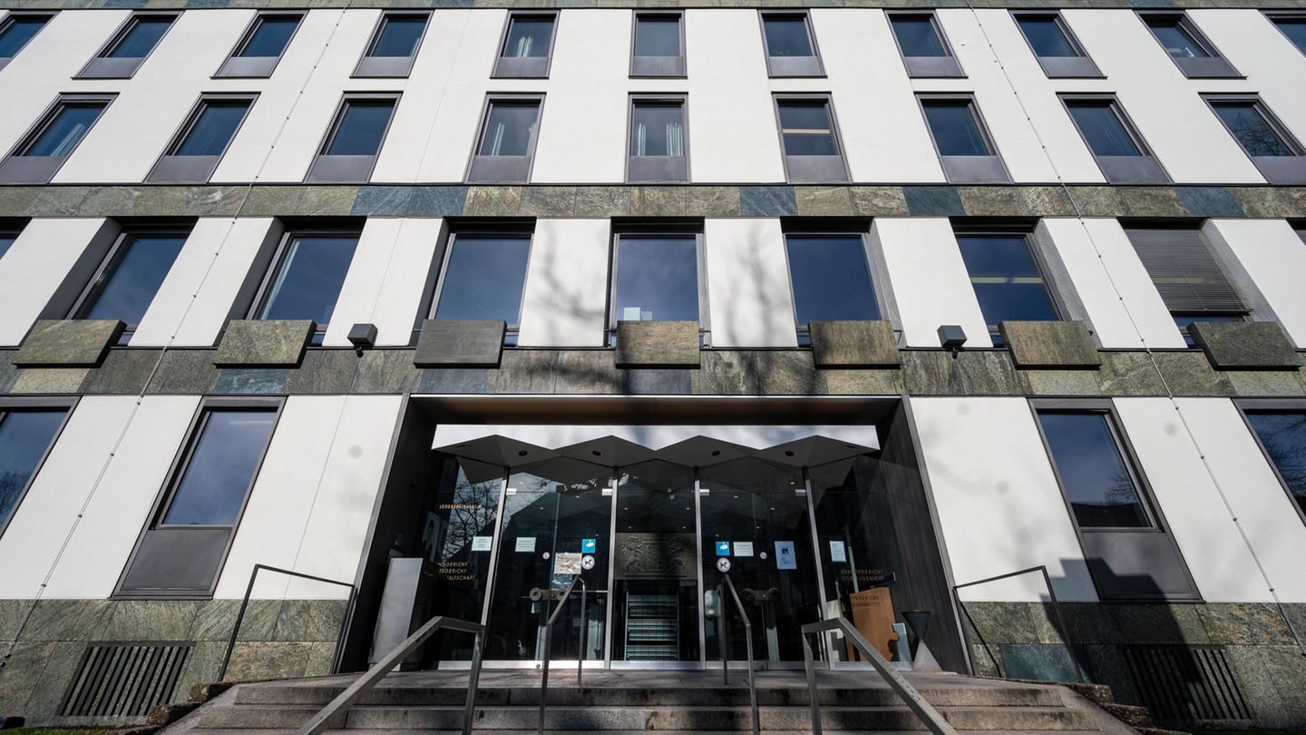 Vor dem Landgericht Weiden beginnt der Prozess im sogenannten Champagner-Fall. (Symbolbild) Foto: Armin Weigel/dpa