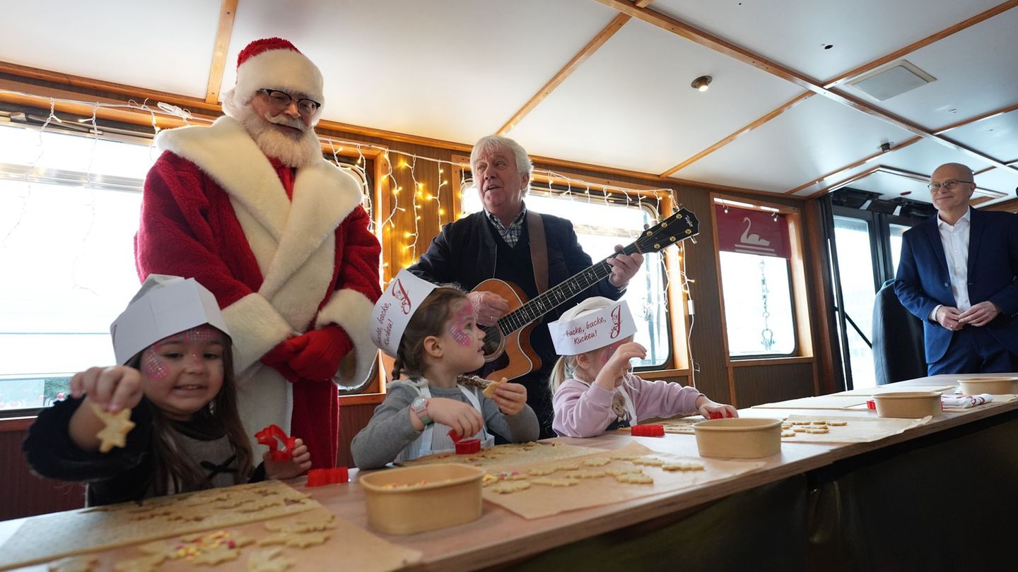 Wenn die Weihnachtsbäckerei auf einem Hamburger Schiff eröffnet wird, ist auch Rolf Zuckowski nicht weit. Foto: Marcus Brandt/dp