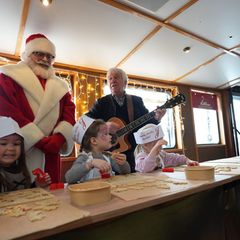 Wenn die Weihnachtsbäckerei auf einem Hamburger Schiff eröffnet wird, ist auch Rolf Zuckowski nicht weit. Foto: Marcus Brandt/dp