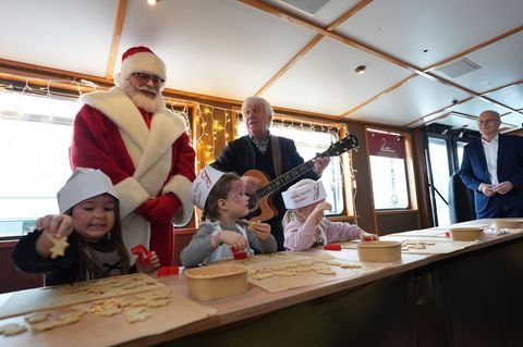 Wenn die Weihnachtsbäckerei auf einem Hamburger Schiff eröffnet wird, ist auch Rolf Zuckowski nicht weit. Foto: Marcus Brandt/dp
