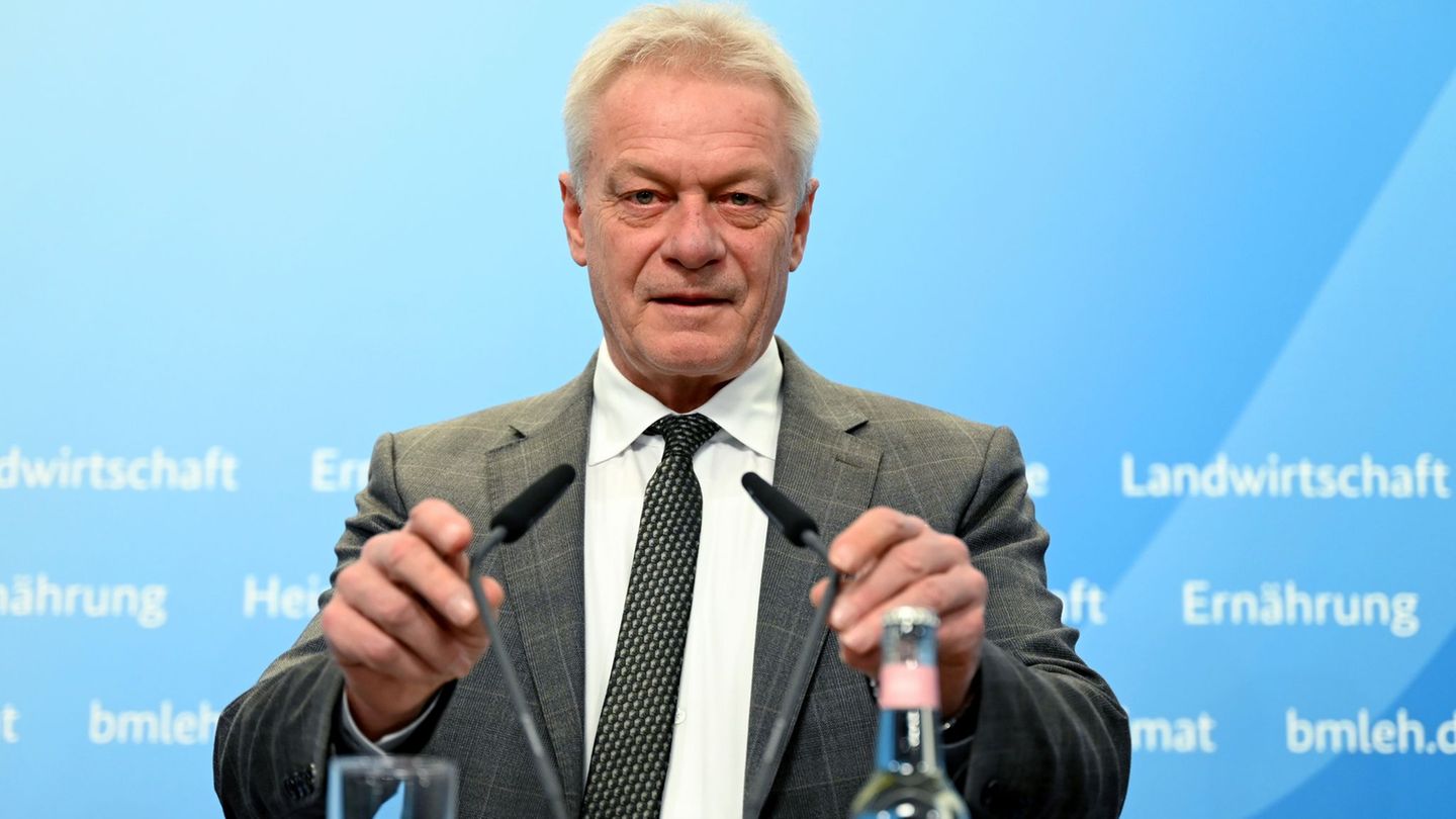 Bundesminister Alois Rainer stellt den "Ernährungsreports 2025" vor. Foto: Elisa Schu/dpa