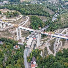 Schon im September 2025 gingen die Arbeiten an der Rahmede-Talbrücke gut voran. (Archivbild) Foto: Alex Talash/dpa