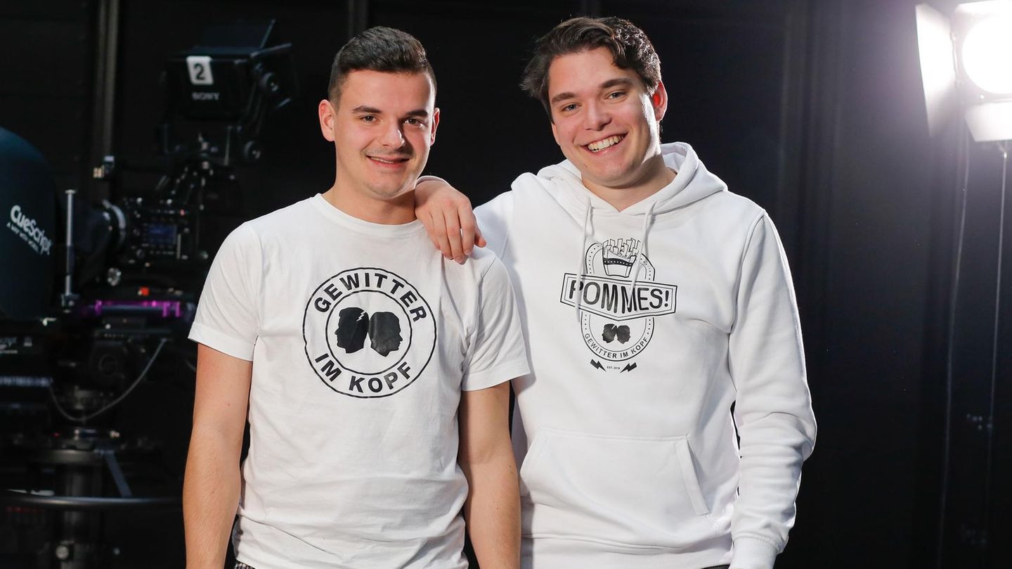 You-Tuber Jan Zimmermann (l.), bekannt durch den Kanal "Gewitter im Kopf", ist am 18. November an einem epileptischen Anfall gestorben. Er wurde 27 Jahre alt. Auf dem Youtube-Kanal, den Zimmermann gemeinsam mit seinem Freund Tim Lehmann (r.) führte, klärte er über sein Leben mit dem Tourette-Syndrom auf   