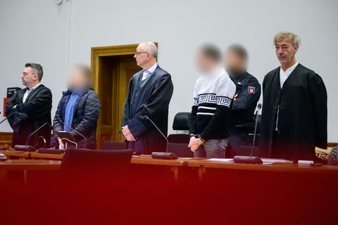 Auftakt im Prozess wegen versuchten Mordes. Die Angeklagten sollen Gegenstände von Brücken geworfen haben. Foto: Philipp Schulze