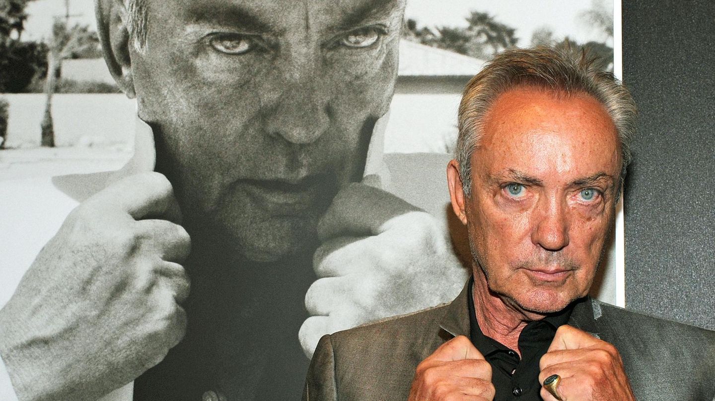 Der deutsche Hollywood-Schauspieler Udo Kier starb am 23. November im Alter von 81 Jahren. Im Laufe seiner Karriere arbeitete er mit Arthouse-Stars wie Andy Warhol und Rainer Werner Fassbinder zusammen. Mit seinem stechenden Blick verkörperte er oft Bösewichte oder Sonderlinge. Er schlüpfte in die Rollen von Dracula und Frankenstein und spielte in Blockbustern wie "Armageddon" und "Blade" mit