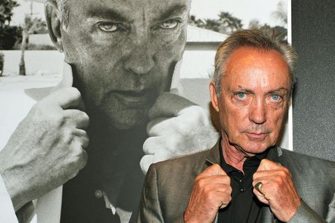 Der deutsche Hollywood-Schauspieler Udo Kier starb am 23. November im Alter von 81 Jahren. Im Laufe seiner Karriere arbeitete er mit Arthouse-Stars wie Andy Warhol und Rainer Werner Fassbinder zusammen. Mit seinem stechenden Blick verkörperte er oft Bösewichte oder Sonderlinge. Er schlüpfte in die Rollen von Dracula und Frankenstein und spielte in Blockbustern wie "Armageddon" und "Blade" mit