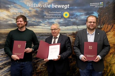 Pachtvertrag über ein Vierteljahrhundert für Dünen-Campingplatz. Foto: Bernd Wüstneck/dpa