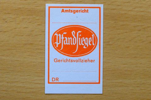 Gerichtsvollzieher nutzen Pfandsiegel, um gepfändete Wertgegenstände zu kennzeichnen. (Symbolbild) Foto: Klaus-Dietmar Gabbert/d