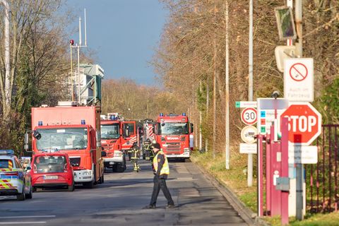 Rund 80 Rettungskräfte waren bei einem Chemieunfall im Koblenzer Industriegebiet im Einsatz. Foto: Thomas Frey/dpa