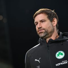 Für Trainer Thomas Kleine steht eine wichtige Partie mit den Fürthern an. (Archivbild) Foto: Daniel Karmann/dpa