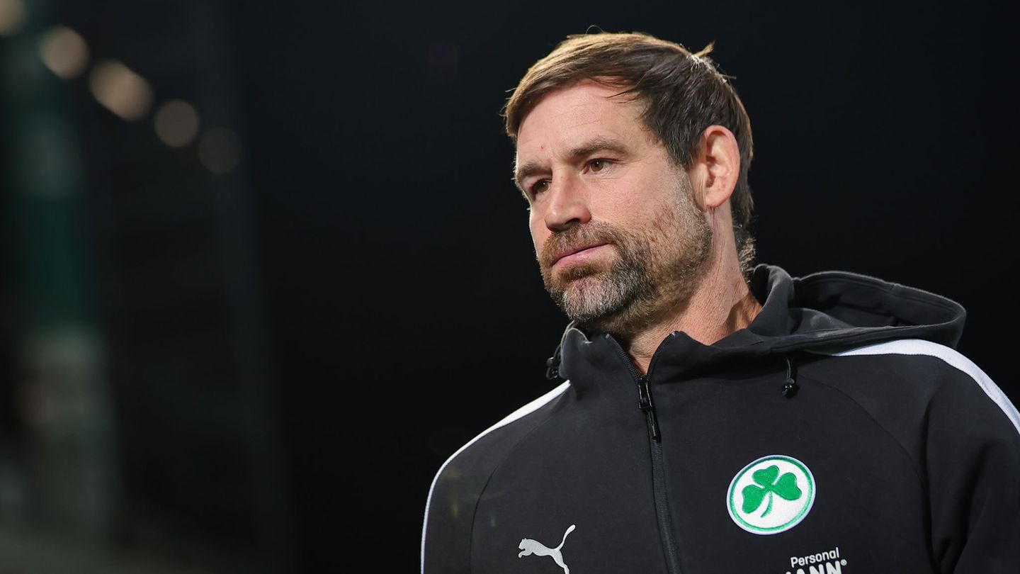 Für Trainer Thomas Kleine steht eine wichtige Partie mit den Fürthern an. (Archivbild) Foto: Daniel Karmann/dpa