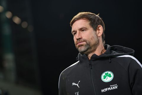 Für Trainer Thomas Kleine steht eine wichtige Partie mit den Fürthern an. (Archivbild) Foto: Daniel Karmann/dpa