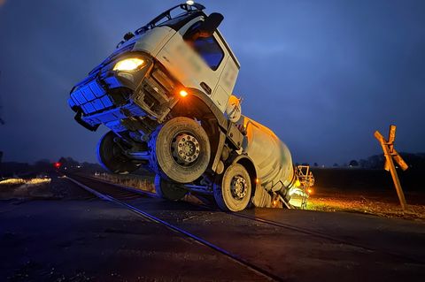 Die Bahnstrecke Buxtehude-Bremervörde ist nach dem Unfall kurzzeitig gesperrt gewesen. Foto: -/Nord-West-Media TV/dpa