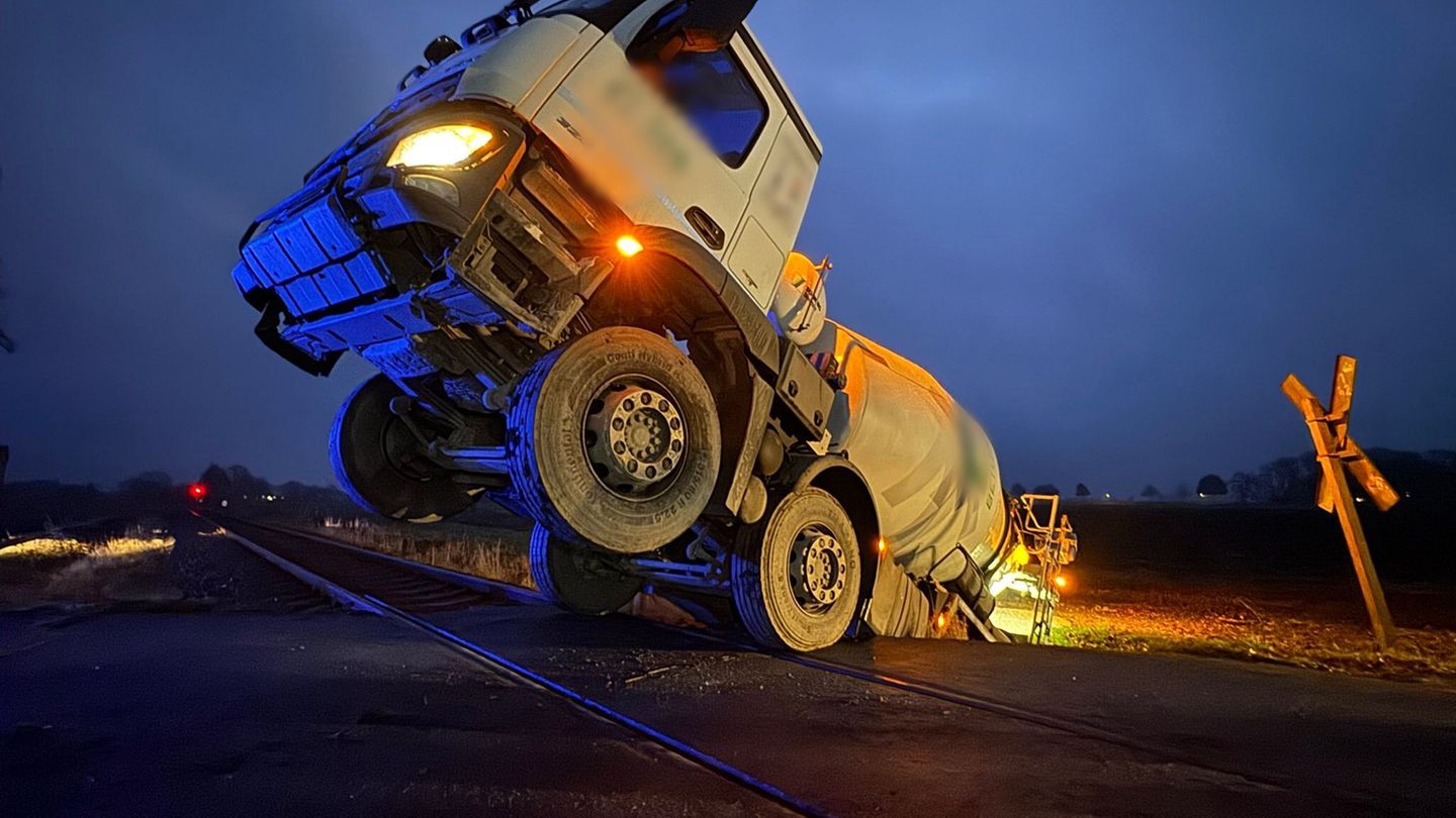 Die Bahnstrecke Buxtehude-Bremervörde ist nach dem Unfall kurzzeitig gesperrt gewesen. Foto: -/Nord-West-Media TV/dpa