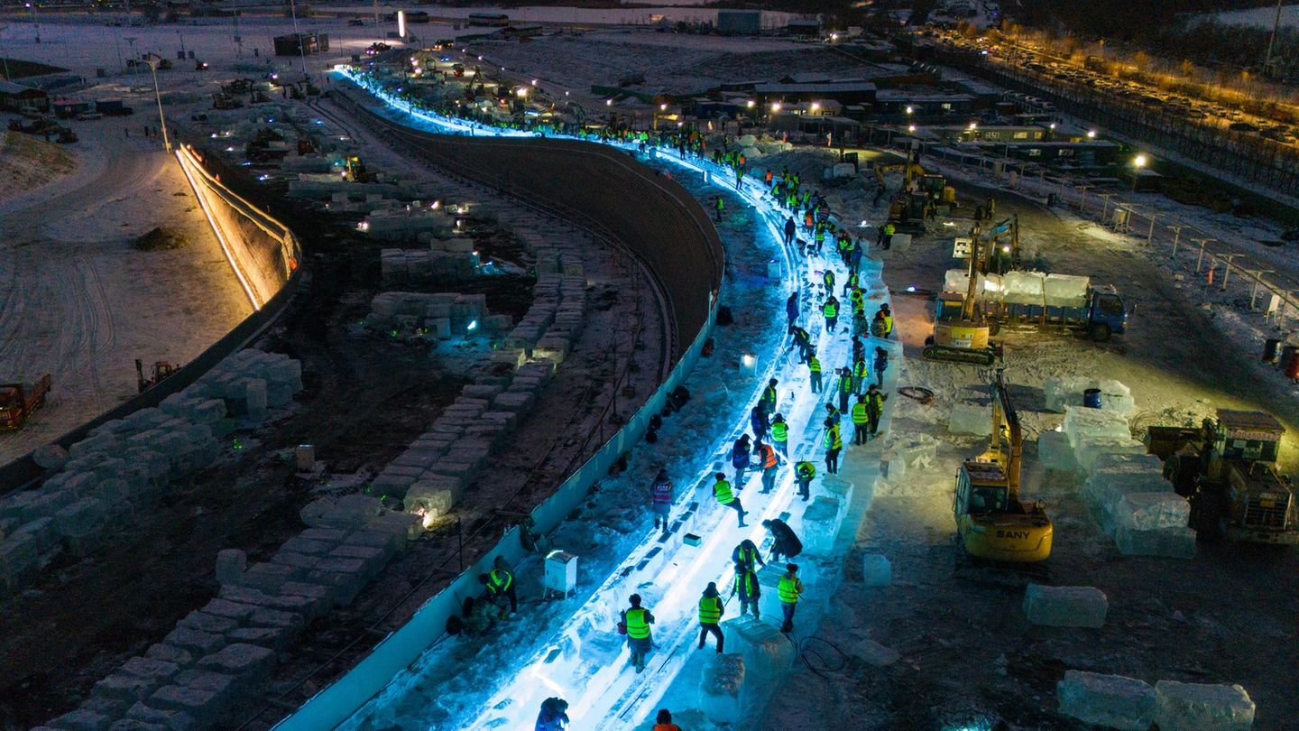 Harbin, China. Die Arbeiten am Winter Wonderland laufen auf Hochtouren. Bauarbeiter bereiten eine erleuchtete Strecke für die 27. Harbin Ice-Snow World vor – das größte Eis- und Schneefestival der Welt. Das Event mit riesigen Eisskulpturen und Gebäuden beginnt am 5. Januar und läuft für einen Monat