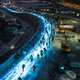 Harbin, China. Die Arbeiten am Winter Wonderland laufen auf Hochtouren. Bauarbeiter bereiten eine erleuchtete Strecke für die 27. Harbin Ice-Snow World vor – das größte Eis- und Schneefestival der Welt. Das Event mit riesigen Eisskulpturen und Gebäuden beginnt am 5. Januar und läuft für einen Monat