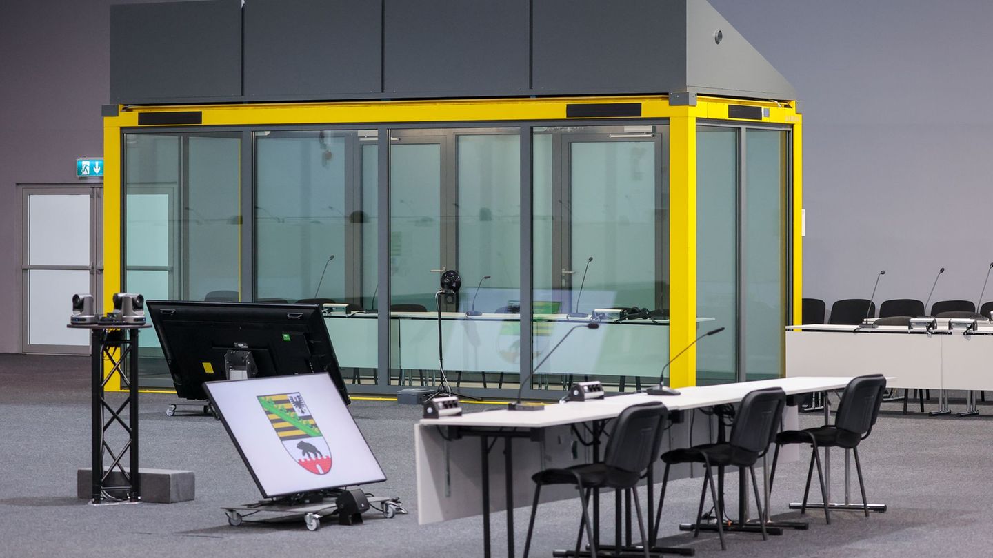 Ein Blick in den Magdeburger Gerichtssaal auf den Platz für die Zeugen und die Glaskabine