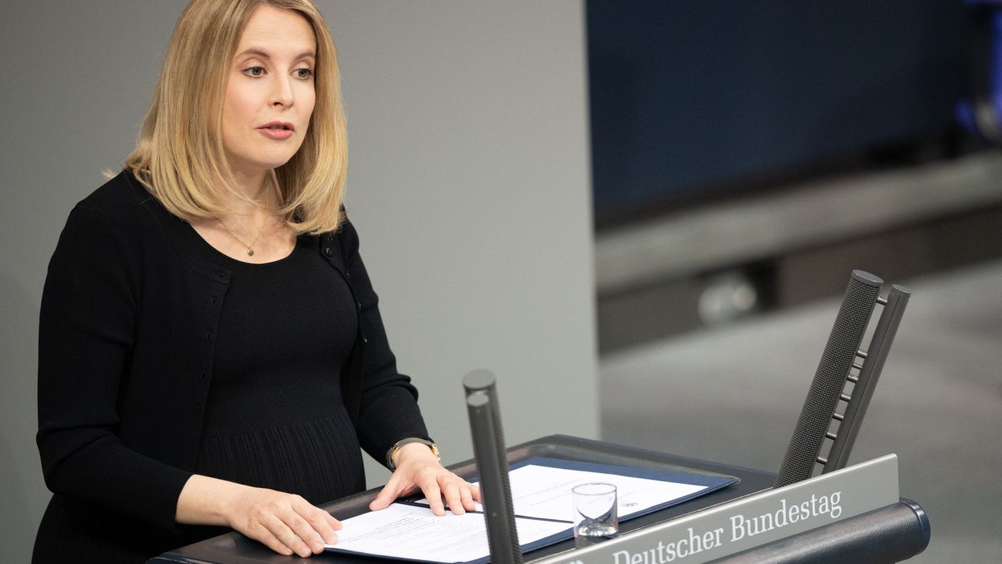 Hubertz hatte vor drei Monaten bekanntgegeben, dass sie im Januar ihr erstes Kind erwartet und deshalb von Dezember bis Anfang M