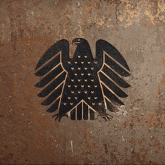 Gedscheine fallen vom Himmel, im Hintergrund das Wappen des Bundesadlers