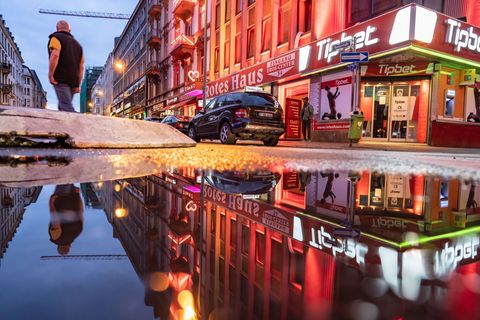 Das Frankfurter Bahnhofsviertel ist mit seinem multikulturellen Angebot besonders attraktiv für Partygänger, mit seiner Drogenpr