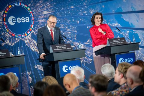 Esa-Chef Aschbacher präsentiert mit Ministerin Bär das Ergebnis der Konferenz. Foto: Sina Schuldt/dpa