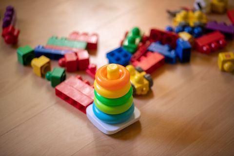 Beim Spielzeugkauf sollten Verbraucherinnen und Verbraucher laut Europol besonders wachsam sein, um Gefahren für Kinder zu verme