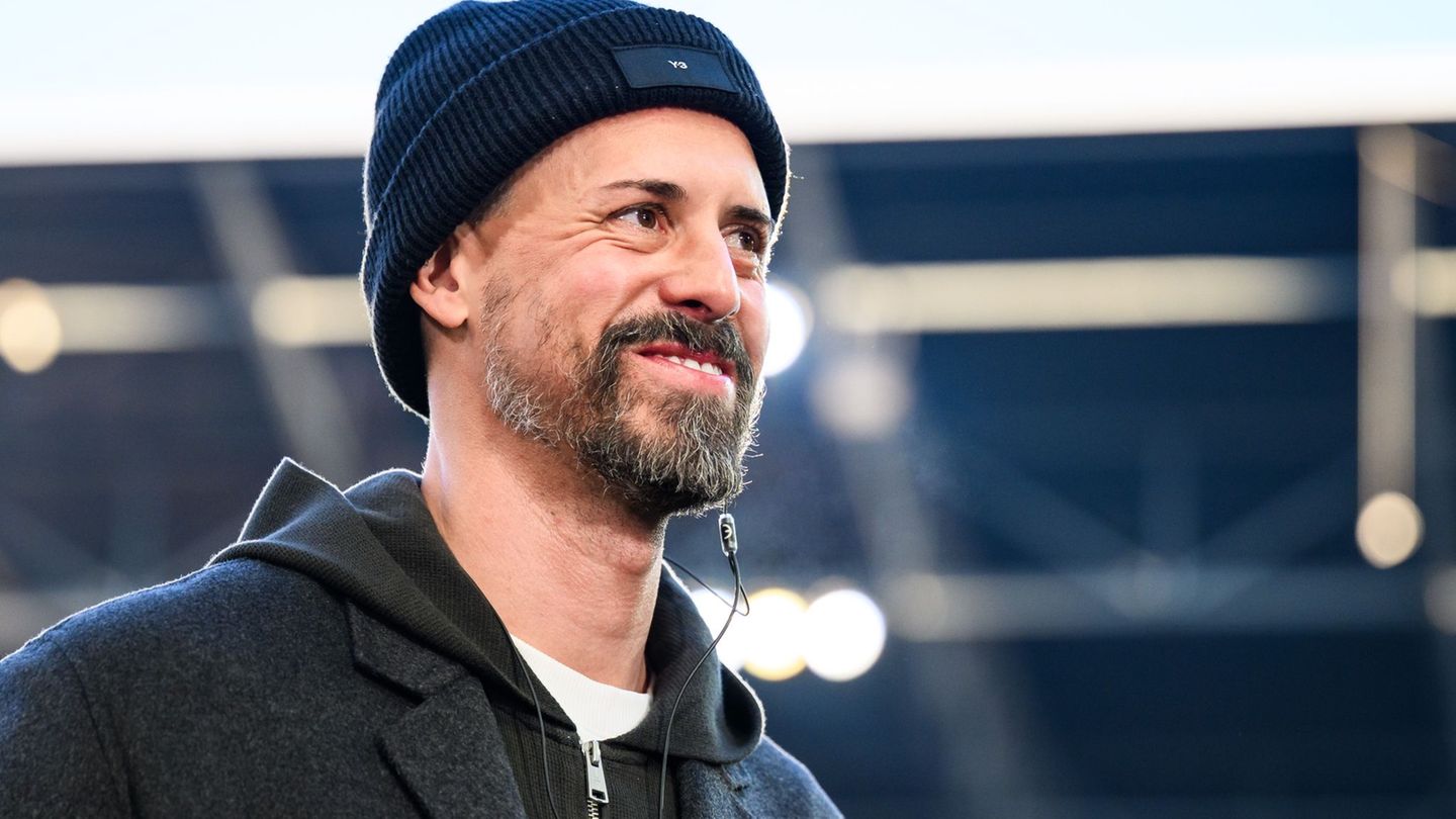 Augsburg-Trainer Sandro Wagner lächelt im Stadion. (Archivfoto) Foto: Tom Weller/dpa