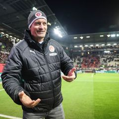 Zwischen Vorfreude und Anspannung vor dem Bayern-Spiel: St. Paulis Cheftrainer Alexander Blessin (Archivbild) Foto: Christian Ch
