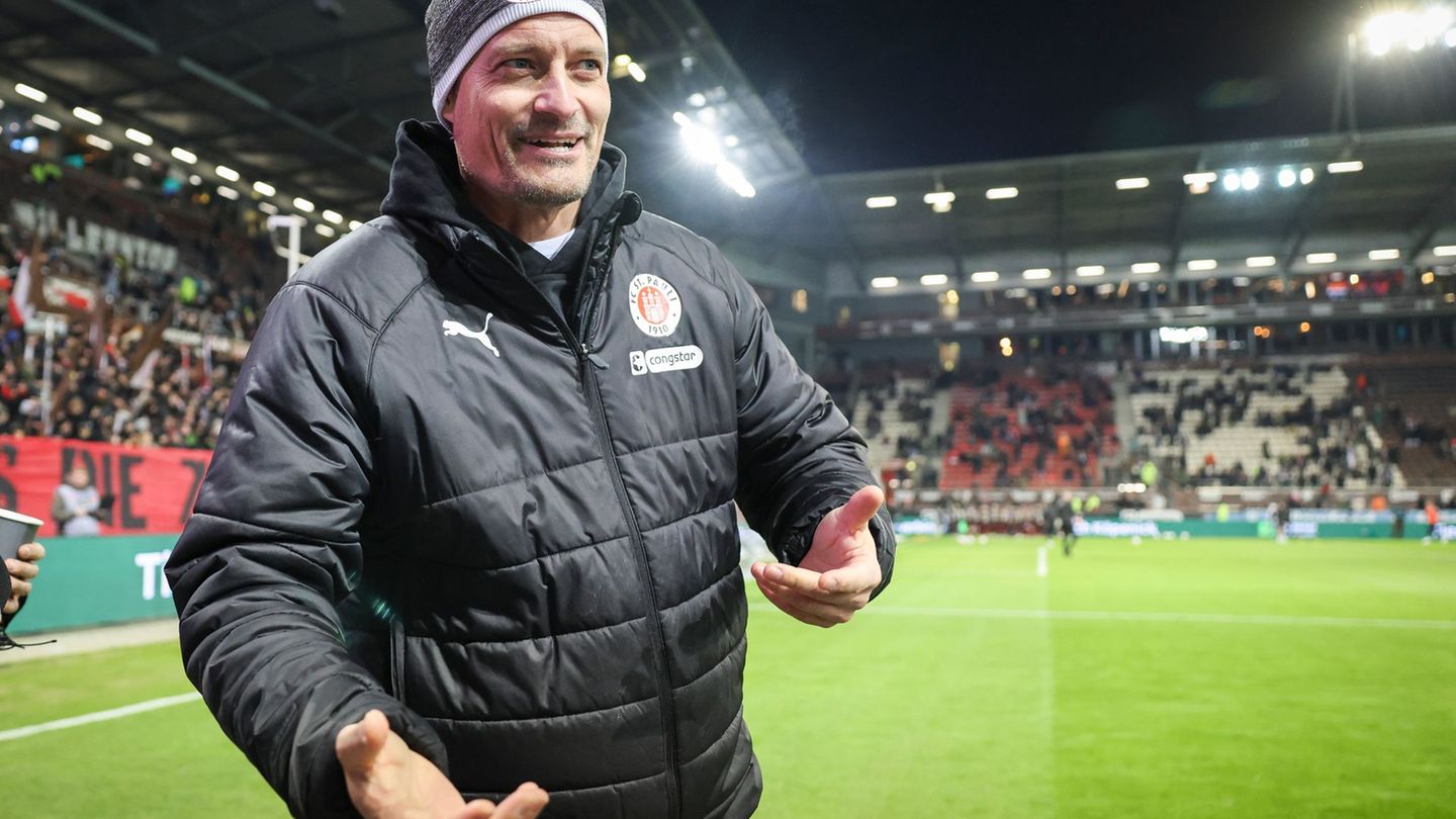 Zwischen Vorfreude und Anspannung vor dem Bayern-Spiel: St. Paulis Cheftrainer Alexander Blessin (Archivbild) Foto: Christian Ch