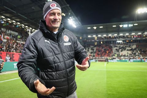 Zwischen Vorfreude und Anspannung vor dem Bayern-Spiel: St. Paulis Cheftrainer Alexander Blessin (Archivbild) Foto: Christian Ch