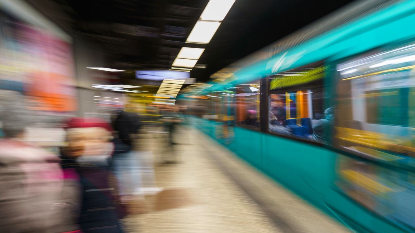 In Frankfurt sind bald wieder mehr U-Bahnen unterwegs. (Archivbild) Foto: Andreas Arnold/dpa