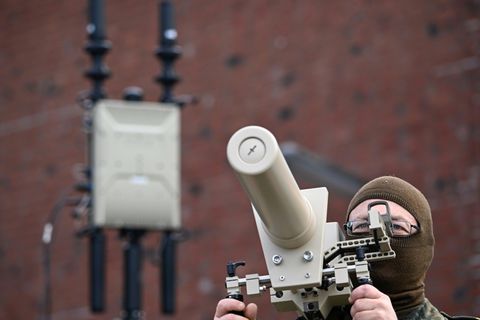 Bundeswehrsoldat spürt eine Drohne auf