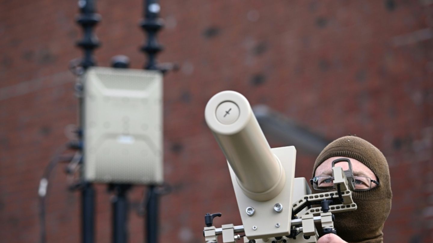 Bundeswehrsoldat spürt eine Drohne auf