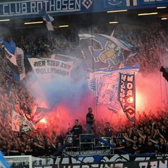 Das DFB-Sportgericht bestraft den HSV wegen Pyro-Vergehen seiner Fans im Derby. (Archiv) Foto: Christian Charisius/dpa