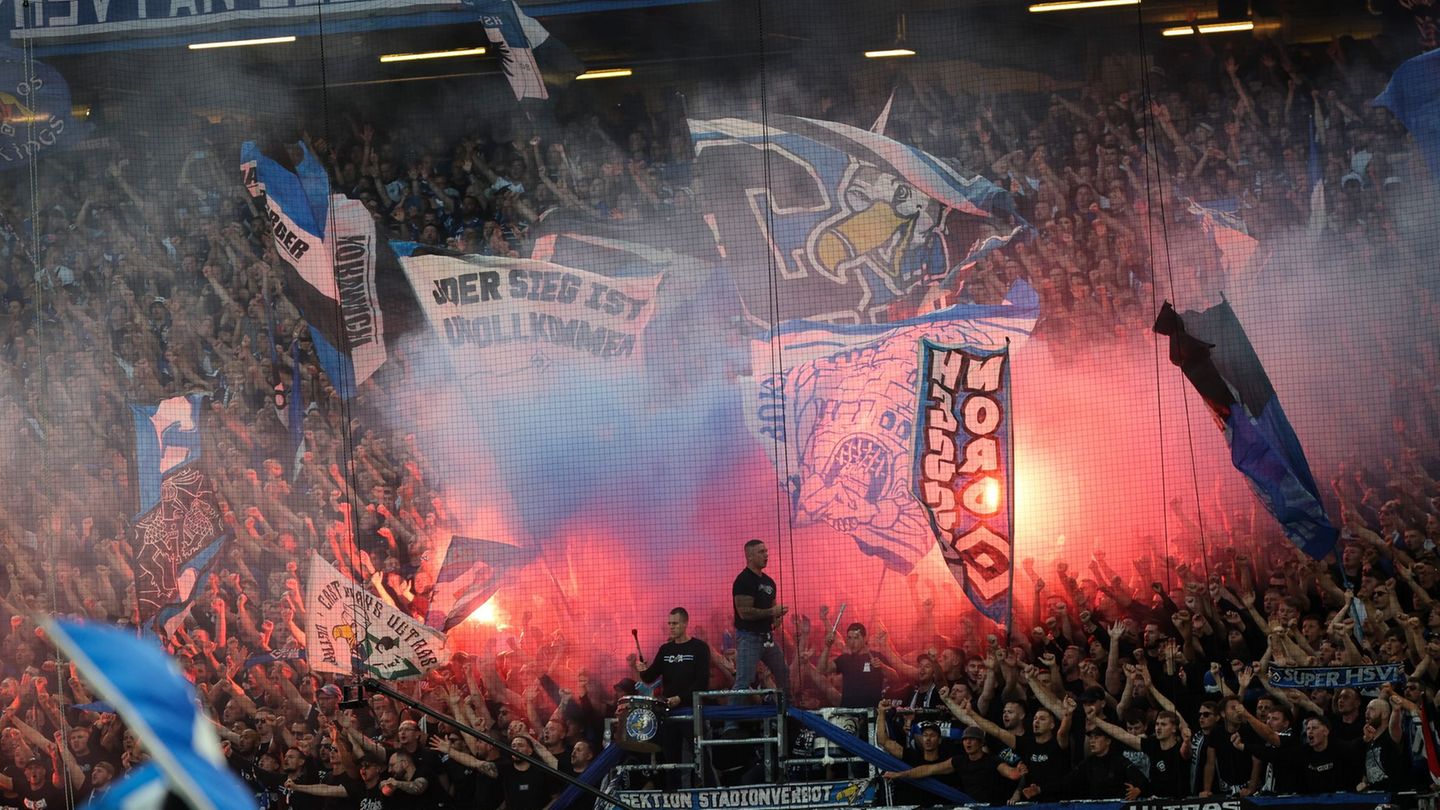 Das DFB-Sportgericht bestraft den HSV wegen Pyro-Vergehen seiner Fans im Derby. (Archiv) Foto: Christian Charisius/dpa