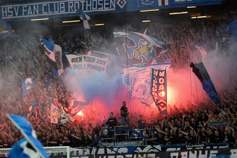 Das DFB-Sportgericht bestraft den HSV wegen Pyro-Vergehen seiner Fans im Derby. (Archiv) Foto: Christian Charisius/dpa