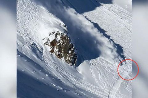 Lawine am Stubaier Gletscher, die Skifahrer erfasst und mitreißt