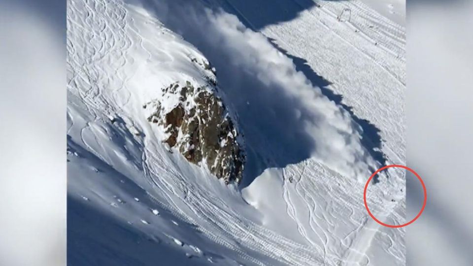 Lawine am Stubaier Gletscher, die Skifahrer erfasst und mitreißt