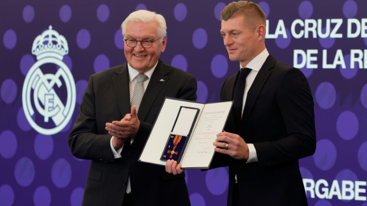 -Deutsch-spanische-Fu-ball-Legende-Steinmeier-ehrt-Toni-Kroos-mit-Bundesverdienstkreuz