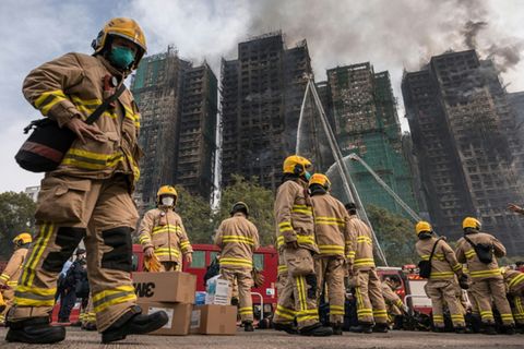 Feuerwehrleute vor dem Hochhauskomplex in Hongkong