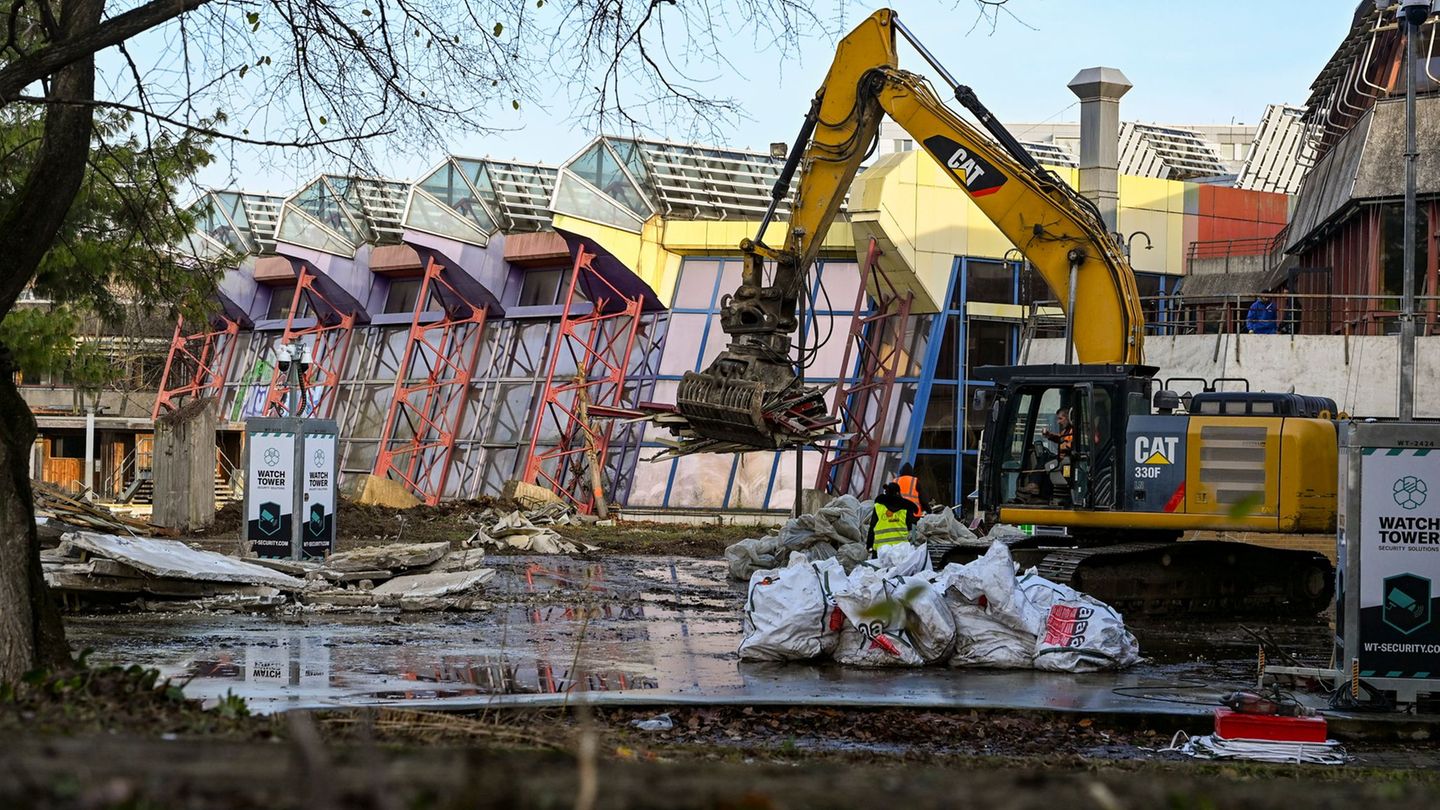 Stadtentwicklung-Bagger-am-DDR-Erlebnisbad-SEZ-in-Berlin-Abrissvorbereitung