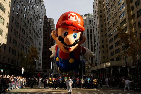 Super Mario zieht zu Thanksgiving durch New Yorks Häuserschluchten. Foto: Eduardo Munoz Alvarez/AP/dpa