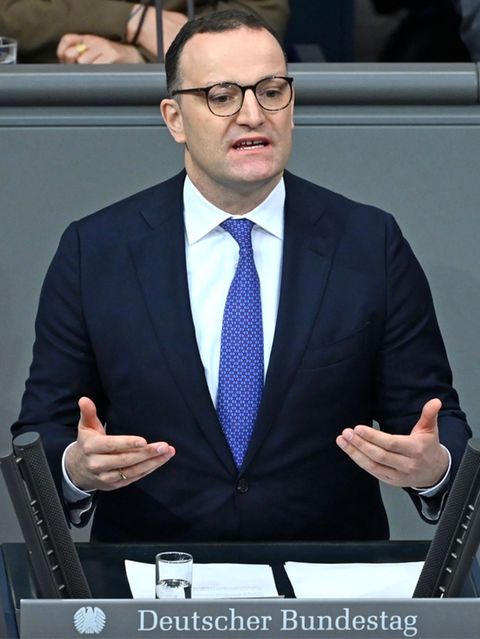 Wie Jens Spahn um seinen Job kämpft