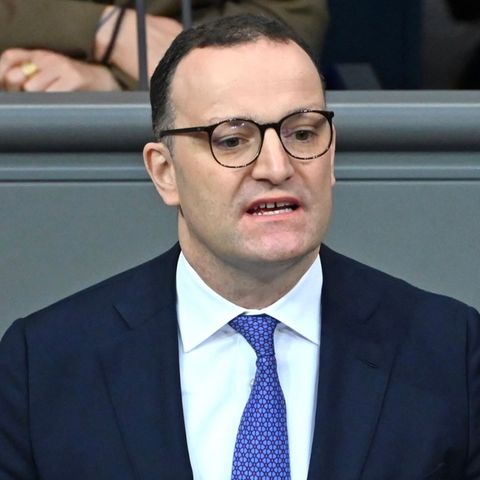 Wie Jens Spahn um seinen Job kämpft