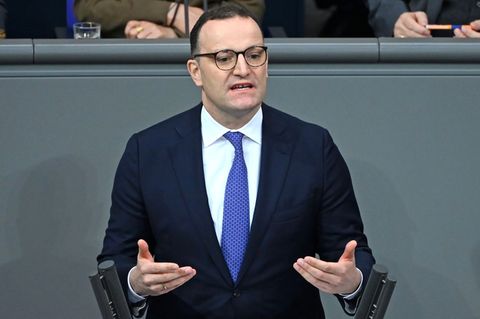 Wie Jens Spahn um seinen Job kämpft