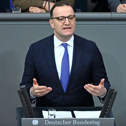 Wie Jens Spahn um seinen Job kämpft