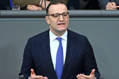 Wie Jens Spahn um seinen Job kämpft